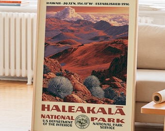 Könnte beinhalten: Ein gerahmtes Poster des Haleakalā-Nationalparks auf Hawaii mit einer roten Vulkanlandschaft, stacheligen silbernen Pflanzen im Vordergrund und Wolken. Der Text lautet: HAWAII, 20.72°N, 156.17°W, ESTABLISHED 1916, HALEAKALĀ NATIONAL PARK.