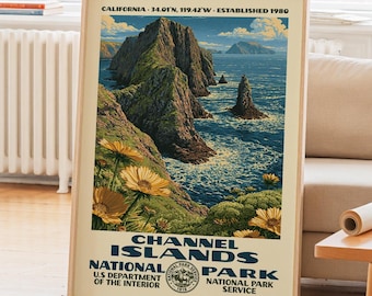 Könnte beinhalten: Ein vertikales Poster mit einer Landschaftsillustration des Channel Islands National Park mit Felsklippen, blauem Ozean und gelben Blumen. Der Text lautet: CALIFORNIA 34.01N, 119.42W ESTABLISHED 1980 CHANNEL ISLANDS NATIONAL PARK U.S DEPARTMENT OF THE INTERIOR.