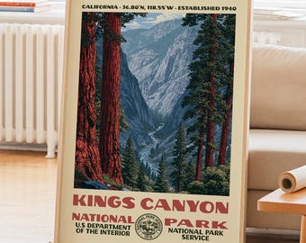 Könnte beinhalten: Ein gerahmtes Poster des Kings Canyon Nationalparks mit hohen roten Mammutbäumen im Vordergrund und einer tiefblauen Gebirgsschlucht im Hintergrund. Der Text lautet California, 36.80 N, 118.55 W, Established 1940, Kings Canyon National Park.