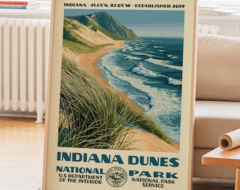 Könnte beinhalten: Ein vertikales Poster mit einer Landschaftsillustration des Indiana Dunes National Park. Das Bild zeigt Sanddünen mit grünem Gras, blaue Meereswellen und einen klaren Himmel. Der Text enthält INDIANA DUNES NATIONAL PARK und Koordinaten.