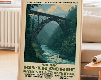 Könnte beinhalten: Ein gerahmtes Poster mit einer Illustration der New River Gorge Brücke über einem Fluss, umgeben von dichten grünen Wäldern. Der Text lautet: WEST VIRGINIA 37.89 N 81.06 W ESTABLISHED 2020 NEW RIVER GORGE NATIONAL PARK U.S DEPARTMENT OF THE INTERIOR.