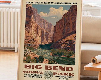 Könnte beinhalten: Ein gerahmtes Poster des Big Bend Nationalparks mit einer Canyon-Landschaft, einem Fluss, Kakteen und Wolken. Der Text lautet: TEXAS 29.25 N, 103.25 W, ESTABLISHED 1944, BIG BEND NATIONAL PARK, U.S. DEPARTMENT OF THE INTERIOR, NATIONAL PARK SERVICE.