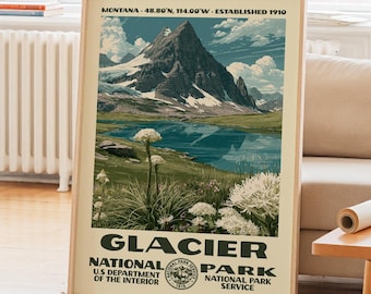 Könnte beinhalten: Ein vertikales Poster mit einer Landschaftsillustration des Glacier-Nationalparks mit einem schneebedeckten Berg, einem blauen See und weißen Wildblumen im Vordergrund. Der Text lautet MONTANA 48.80 N, 114.00 W, ESTABLISHED 1910, GLACIER NATIONAL PARK.