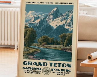 Könnte beinhalten: Ein gerahmtes Poster mit einer Landschaftsillustration des Grand Teton Nationalparks mit schneebedeckten Bergen, einem Fluss und Bäumen. Der Text lautet: WYOMING 43.73N 110.80W ESTABLISHED 1929, GRAND TETON NATIONAL PARK, U.S. DEPARTMENT.