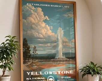 Könnte beinhalten: Ein gerahmtes Poster im Vintage-Stil des Yellowstone-Nationalparks, das einen Geysir unter einem bewölkten Himmel zeigt. Das Poster hat einen Holzrahmen und enthält den Text "Yellowstone National Park" und "Established March 1, 1872".