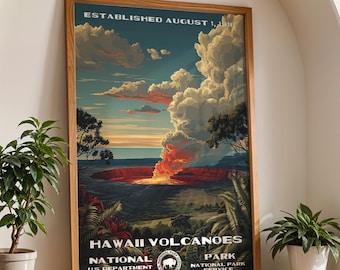 Könnte beinhalten: Ein gerahmtes Poster mit einer Illustration im Vintage-Stil des Hawaii Volcanoes National Park. Das Kunstwerk zeigt einen Vulkankrater mit roter Lava, üppigem grünen Laub und dem Text "HAWAII VOLCANOES NATIONAL PARK". Das Poster befindet sich auf einem Holzregal.