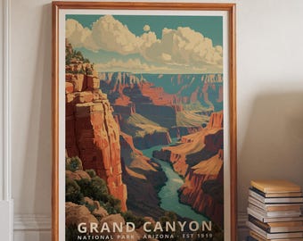 Könnte beinhalten: Ein gerahmter Kunstdruck mit einer stilisierten Illustration des Grand Canyon. Das Kunstwerk zeigt die geschichteten Felsformationen des Canyons in Rot-, Orange- und Grüntönen, mit einem türkisfarbenen Fluss. Der Druck enthält den Text "GRAND CANYON NATIONAL PARK ARIZONA - EST 1919."