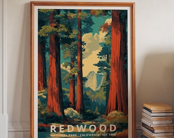 Könnte beinhalten: Gerahmtes Poster des Redwood National Park. Das Kunstwerk zeigt hohe Redwood-Bäume mit rotbraunen Stämmen und grünem Laub vor einem blau-gelben Himmel. Das Poster enthält den Text "REDWOOD NATIONAL PARK CALIFORNIA EST 1968".