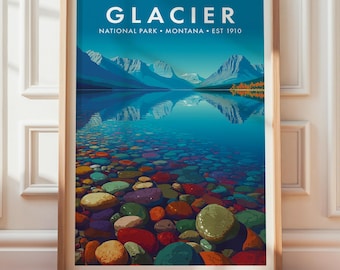 Könnte beinhalten: Gerahmter Kunstdruck mit einer ruhigen Landschaft des Glacier-Nationalparks in Montana. Das Kunstwerk zeigt einen See mit bunten Steinen, Bergen und dem Text "GLACIER NATIONAL PARK MONTANA EST 1910" in Blau und Weiß.