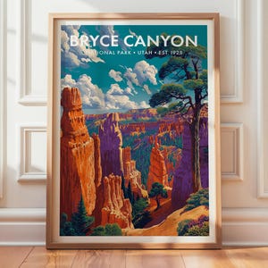 Puede incluir: Una impresión artística enmarcada del Parque Nacional Bryce Canyon en Utah. El paisaje presenta imponentes formaciones rocosas anaranjadas, árboles verdes y un cielo azul con nubes blancas. La impresión incluye el texto "BRYCE CANYON NATIONAL PARK • UTAH • EST 1928".
