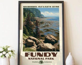 Könnte beinhalten: Ein gerahmtes Poster des Fundy-Nationalparks mit einer Küstenlandschaft aus Felsklippen, immergrünen Bäumen und einer Küstenlinie bei Ebbe. Der Text lautet NEW BRUNSWICK 45.61 N, 65.03 W EST 1948, FUNDY NATIONAL PARK und PARKS CANADA.