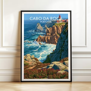 Könnte beinhalten: Ein gerahmtes Reiseplakat mit einer Küstenlandschaft von Cabo da Roca, Portugal. Die Illustration zeigt einen Leuchtturm auf einer Klippe über dem blauen Ozean, mit Felsformationen und rot-grüner Vegetation im Vordergrund.