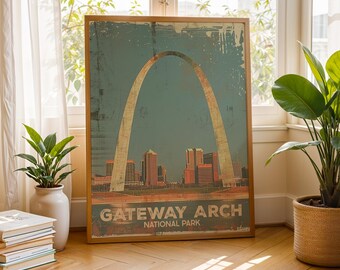 Puede incluir: Un grabado enmarcado con el Gateway Arch en St. Louis, Missouri, sobre un fondo verde azulado. El grabado incluye el texto "Gateway Arch National Park" en un estilo vintage. La obra de arte se exhibe sobre un suelo de madera.