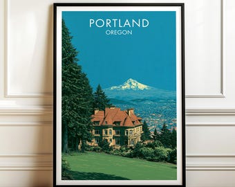 Könnte beinhalten: Ein gerahmtes Reiseplakat mit einem großen Haus mit rotem Dach inmitten dunkelgrüner Kiefern, mit einem schneebedeckten Berg in der Ferne unter einem hellblauen Himmel. Der Text PORTLAND OREGON ist oben mittig in Weiß aufgedruckt.