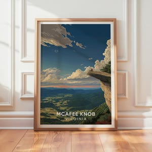 Könnte beinhalten: Gerahmter Druck von McAfee Knob, Virginia. Das Kunstwerk zeigt eine malerische Landschaft mit einer dramatischen Klippe, einem üppigen grünen Tal und einem blauen Himmel mit Wolken. Der Text "MCAFEE KNOB VIRGINIA" befindet sich unten.