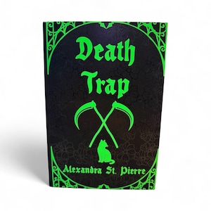 Peut inclure: Un livre noir avec le titre "Death Trap" en lettres vert vif. La couverture présente des faux croisées, une silhouette de chat et le nom de l'auteur, le tout en vert. Le fond a un motif floral subtil.