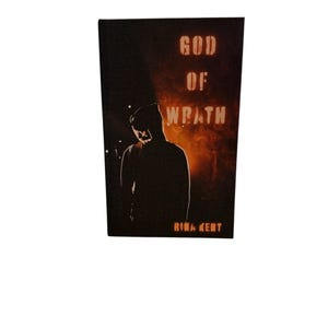 Può includere: Un libro intitolato God of Wrath di Rina Kent con una copertina nera che presenta la sagoma di una persona che indossa una felpa con cappuccio e una maschera. Lo sfondo mostra un effetto di luce arancione brillante e ardente dietro la figura.
