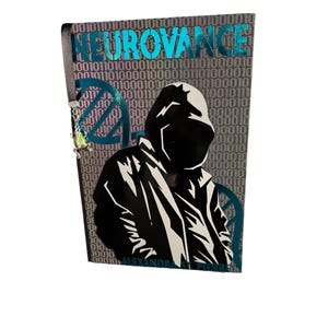 Puede incluir: Una impresión artística rectangular con la palabra "NEUROVANCE" en color turquesa, sobre una silueta en blanco y negro de una persona con una chaqueta con capucha. El fondo tiene un patrón de código binario y hebras de ADN.