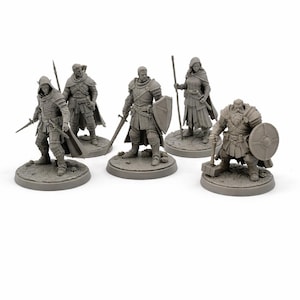 Puede incluir: Colección de cinco figuras de fantasía en miniatura grises. Las figuras incluyen un caballero con espada y escudo, un arquero, un guerrero con martillo y escudo, y otros dos personajes con armas y armaduras. Las figuras están sobre bases circulares.