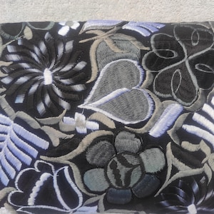 Mexican  Embroidered Purse,  Mexican Artisan Clutch Purse. Floral Handmade Clutch. Mexican Handbag, Mexican Bag, Shoulder Bag