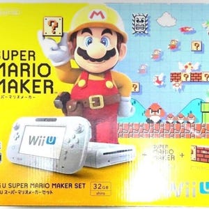 Puede incluir: Un juego de Super Mario Maker para Wii U. La caja presenta una gran figura de Mario con un casco amarillo y un mono rojo. El set incluye una consola y un mando Wii U blancos, con el título del juego en un lugar destacado.