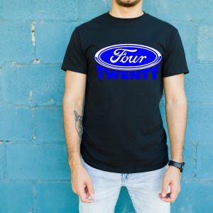 Op de afbeelding: Zwart T-shirt met ronde hals en een blauw en wit ovaal logo met de tekst "Four Twenty". Het woord "TWENTY" staat in blauw onder het ovale logo. Het shirt is gemaakt van een zacht materiaal.