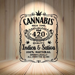 K&ouml;nnte beinhalten: Schwarz-wei&szlig;es Grafikdesign auf Holzgrund. Das Design zeigt das Wort "CANNABIS" oben, darunter "HIGH TIME". Das Design enth&auml;lt auch die W&ouml;rter "Old 420 BRAND", "Indica & Sativa" und "100% NATURAL".
