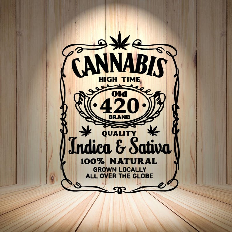 K&ouml;nnte beinhalten: Schwarz-wei&szlig;es Grafikdesign auf Holzgrund. Das Design zeigt das Wort "CANNABIS" oben, darunter "HIGH TIME". Das Design enth&auml;lt auch die W&ouml;rter "Old 420 BRAND", "Indica & Sativa" und "100% NATURAL".