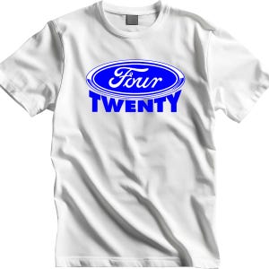 Op de afbeelding: Wit T-shirt met ronde hals en een blauw ovaal logo met de tekst "Four Twenty". De tekst is in een lettertype dat lijkt op het Ford-logo. Het shirt is gemaakt van een zacht materiaal.