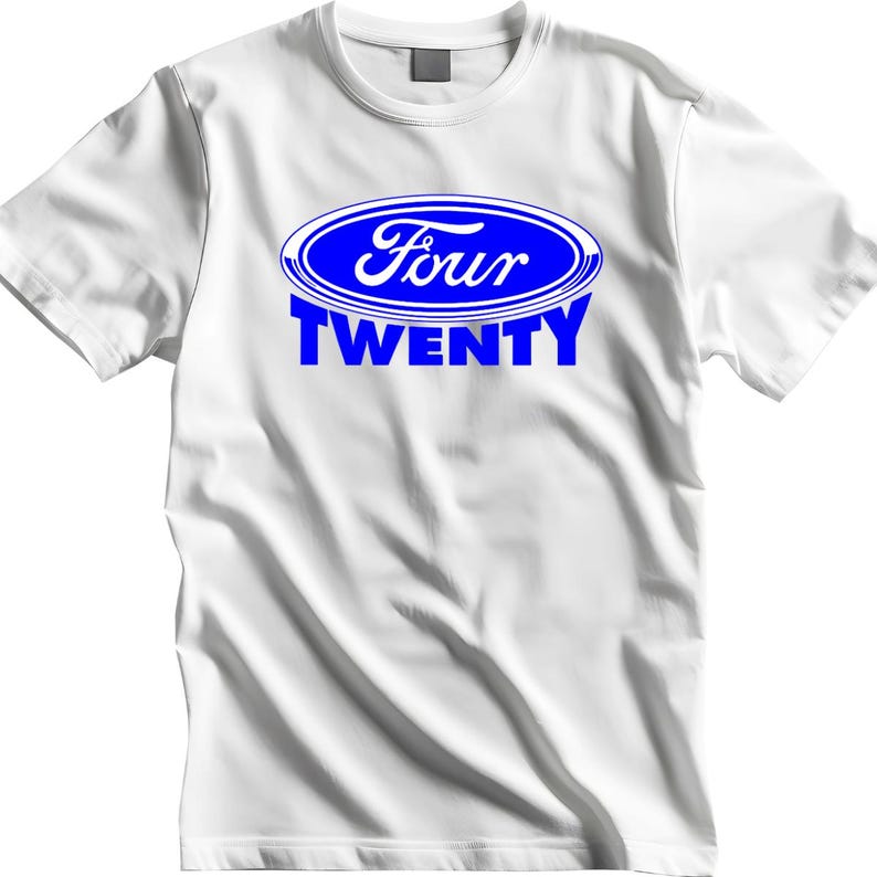 Op de afbeelding: Wit T-shirt met ronde hals en een blauw ovaal logo met de tekst "Four Twenty". De tekst is in een lettertype dat lijkt op het Ford-logo. Het shirt is gemaakt van een zacht materiaal.