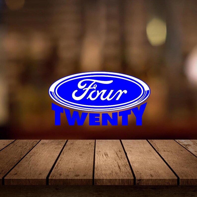 Op de afbeelding: Een blauw en wit ovaal logo met de woorden "Four" en "Twenty". Het logo staat tegen een vage achtergrond en een houten tafel.
