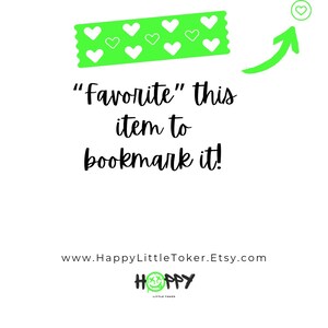 Op de afbeelding: Witte achtergrond met groene elementen. De tekst "Favorite" this item to bookmark it!" is geschreven in zwart script. Een groene pijl wijst naar een hartpictogram. Bovenop zit een groene tape met witte hartjes. De website is www.HappyLittleToker.Etsy.com.