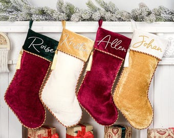 Medias navideñas de terciopelo personalizadas: Medias navideñas bordadas