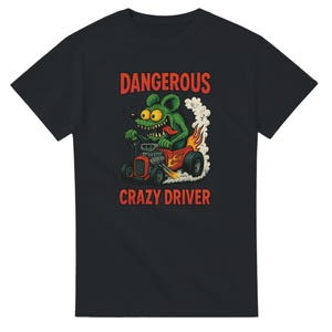 Puede incluir: Camiseta negra con una rata de dibujos animados conduciendo un hot rod. La rata es verde con ojos amarillos y una lengua roja. El texto "DANGEROUS CRAZY DRIVER" está impreso arriba y abajo de la imagen en rojo.