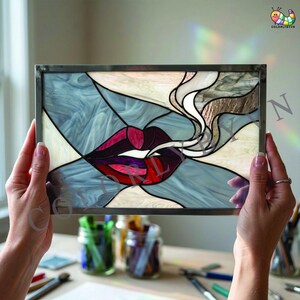 Diseño abstracto de labios fumando en vidriera, plantilla de atrapasoles de belleza femenina, descarga digital en formato SVG y PDF de arte en vidrio de mujer moderna (L38FR)