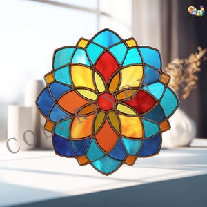 Può includere: Un pannello di vetro colorato con un design floreale. Il pannello presenta una vibrante gamma di colori, tra cui rosso, arancione, giallo, blu e turchese, con un bordo marrone scuro. Il design ricorda un fiore o un mandala.
