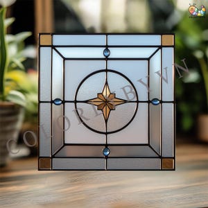 Può includere: Pannello quadrato in vetro colorato con un design a stella. Il pannello presenta una stella dorata centrale all'interno di un cerchio, circondata da forme geometriche nei toni del blu, dell'oro e del vetro trasparente. Gli angoli hanno quadrati dorati e accenti blu.