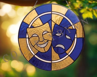 Maschera teatrale con motivo a vetrata, acchiappasole per commedia e tragedia, pannello rotondo con maschere drammatiche, arte scenica vintage SVG PDF PNG (L165TH)