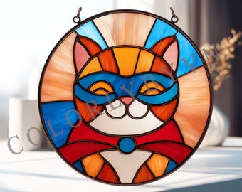 Puede incluir: Panel de vidriera redondo con un diseño de gato superhéroe. El gato tiene una máscara azul, una capa roja y pelaje naranja y blanco. El panel está enmarcado en negro y tiene una cadena para colgar.