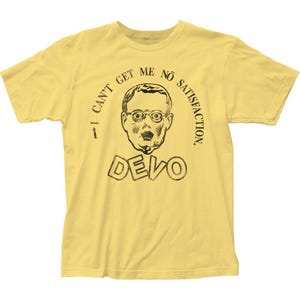 Könnte beinhalten: Hellgelbes T-Shirt mit einem schwarzen Aufdruck eines überraschten Gesichts mit Brille, dem Text "I CAN'T GET ME NO SATISFACTION." und dem Wort "DEVO" darunter. Das T-Shirt hat kurze Ärmel und einen Rundhalsausschnitt.