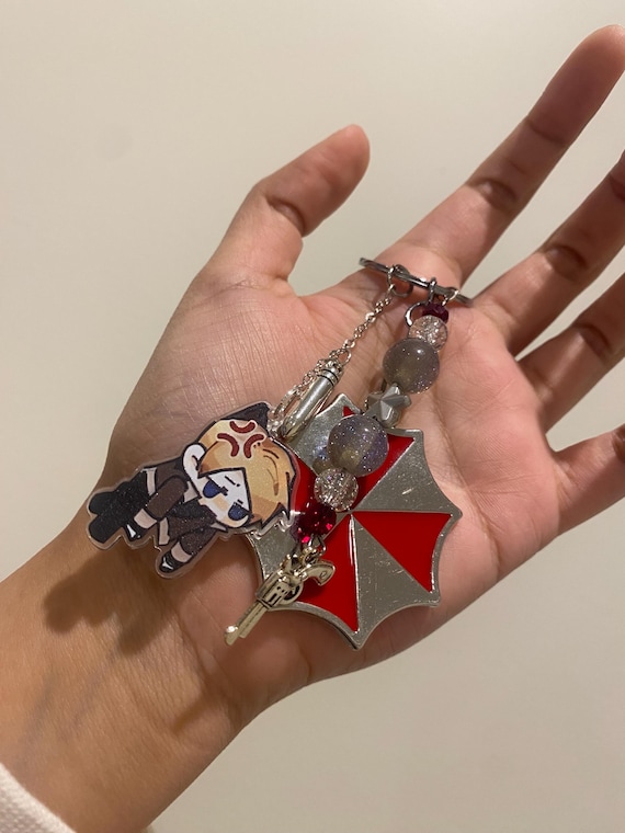 RESIDENT EVIL KEYCHAIN - leon kennedy resident evil 4 inspired keychain !