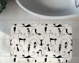 Peut inclure: Un tapis de bain rectangulaire avec un motif répété de chats noirs stylisés sur fond crème. Les chats sont représentés dans diverses poses avec des queues bouclées et des notes de musique, créant un design fantaisiste.