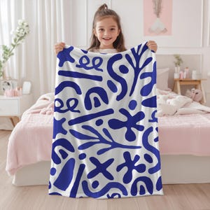 Mediterranean Velveteen Plush Blanket, Blue & White Print Unique Gift, Elegant Blanket Greek Style Home Decor Gift, Soft Decorative Blanket