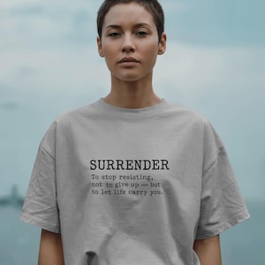 サレンダーTシャツ、ユニセックスTシャツ、人生に身を任せる、しなやかなギフト、インスピレーションあふれる服、快適なグラフィックトップ