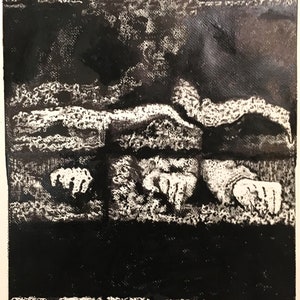 Könnte beinhalten: Schwarz-weißes abstraktes Kunst-Druckbild mit einer strukturierten Oberfläche. Der Druck zeigt eine Reihe von sich überlappenden Formen und Linien, die ein Gefühl von Tiefe und Bewegung erzeugen.