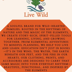 Puede incluir: Gr&aacute;fico color crema con el texto "Elements" y "Live Wild". El dise&ntilde;o incluye una hoja, una flecha, una llama y elementos de agua. El texto describe una marca para familias.