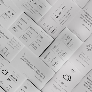 K&ouml;nnte beinhalten: Anordnung wei&szlig;er Karten mit Wettervorhersagen und Finanzdaten, darunter Bitcoin- und Ethereum-Kurse. Einige Karten zeigen Zitate, Wettersymbole und St&auml;dtenamen wie M&uuml;nchen und Z&uuml;rich.