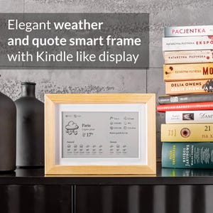 Puede incluir: Un marco inteligente con marco de madera que muestra información meteorológica de París, incluyendo temperatura y pronóstico. El texto en el marco dice "Elegant weather and quote smart frame with Kindle like display."