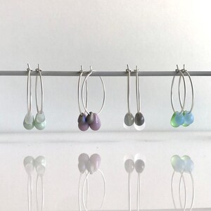 Joyas hechas a mano en plata mate、pendientes de aro con cristal checo、diseño sencillo y elegante