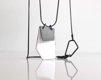 Geometric white enamel and oxidezed silver pendant with metallic wire